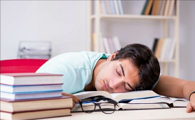 两个午睡禁忌,中午睡觉时尽量避免