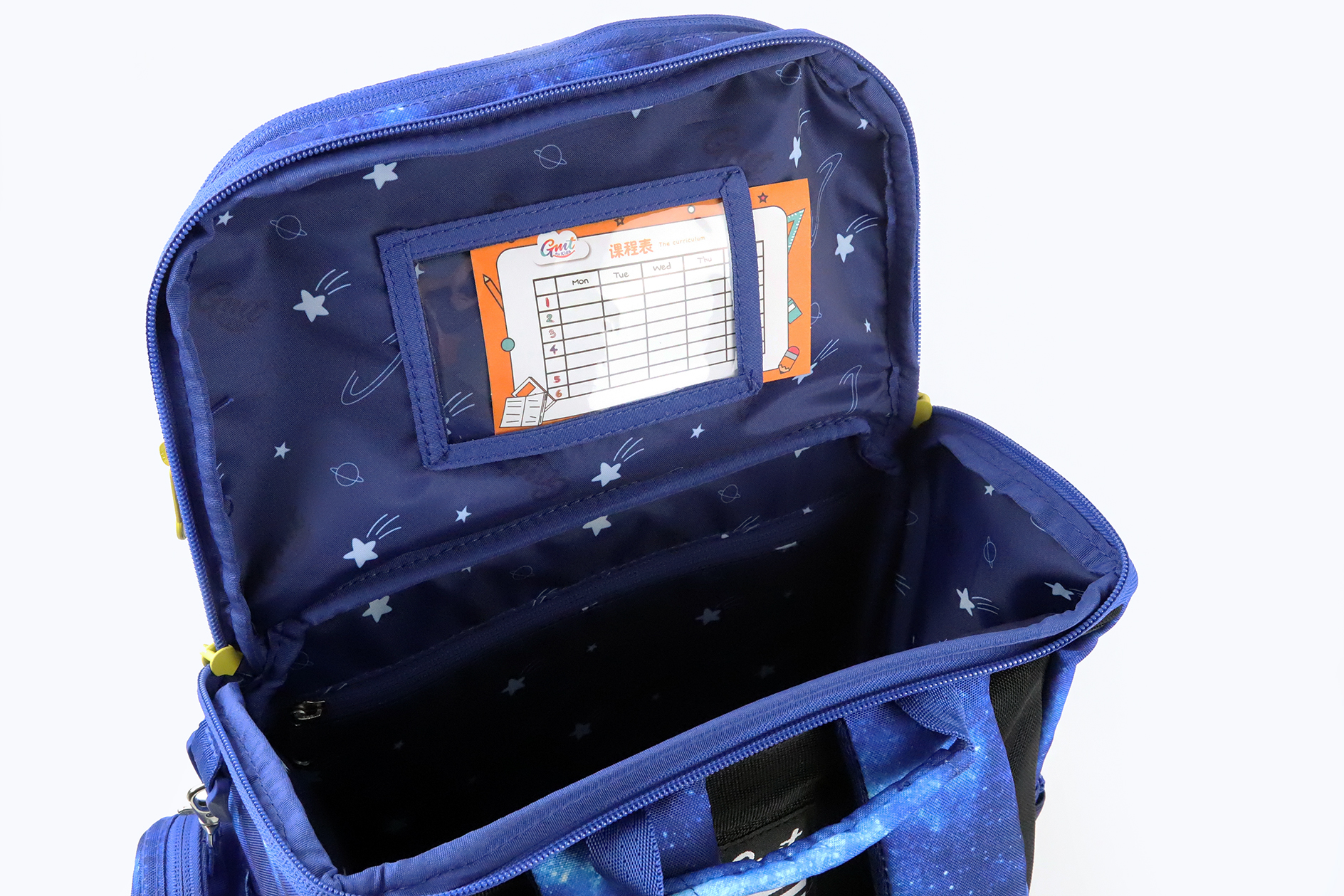 拉开以后首先可以看到内侧还贴心的设计有课程表,这样能够很好的提醒