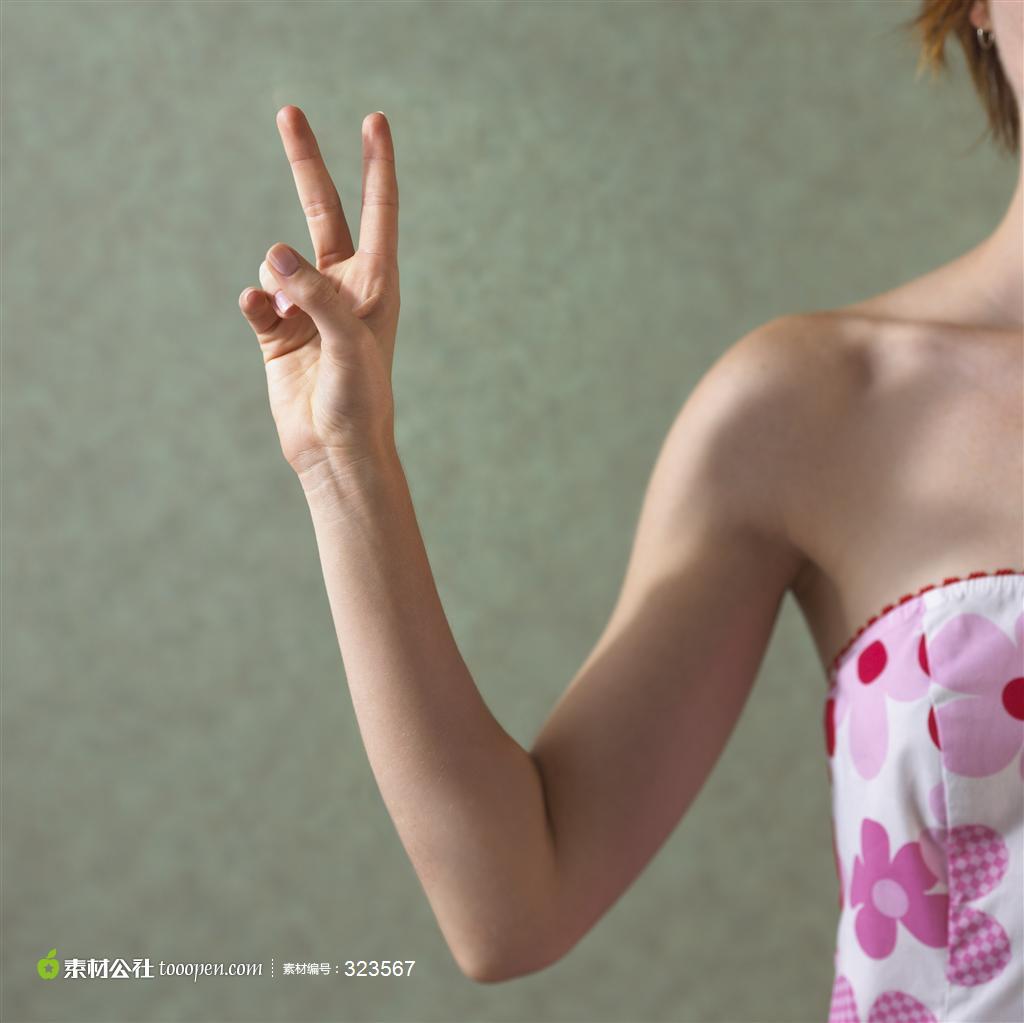 女士摆着数字2手势动作图片