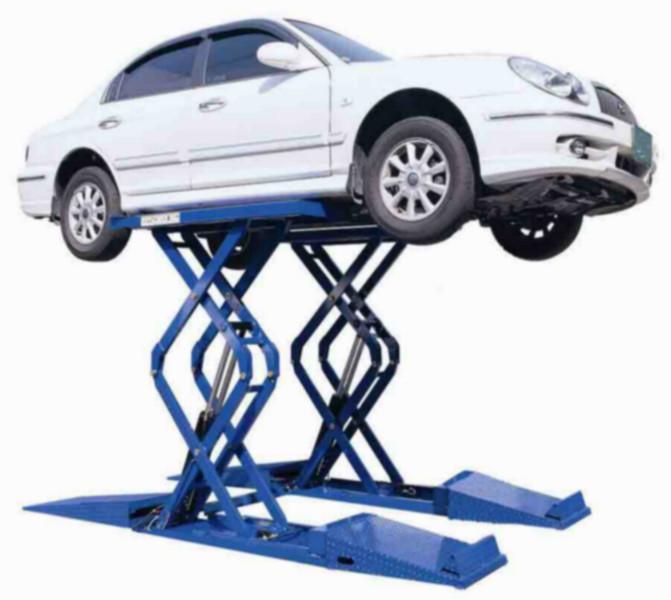 有一些楼板上不适合安装二柱举升机以及普通四柱举升机,而本机器与