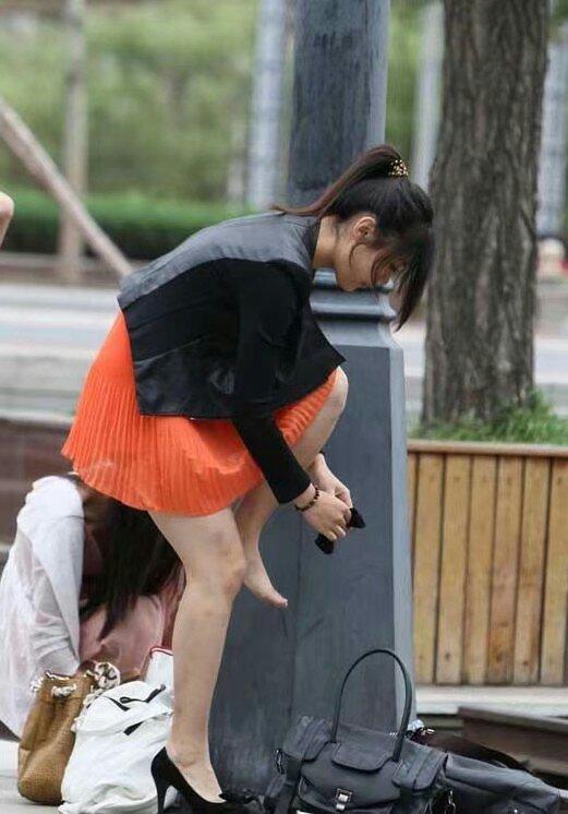美女当街换鞋