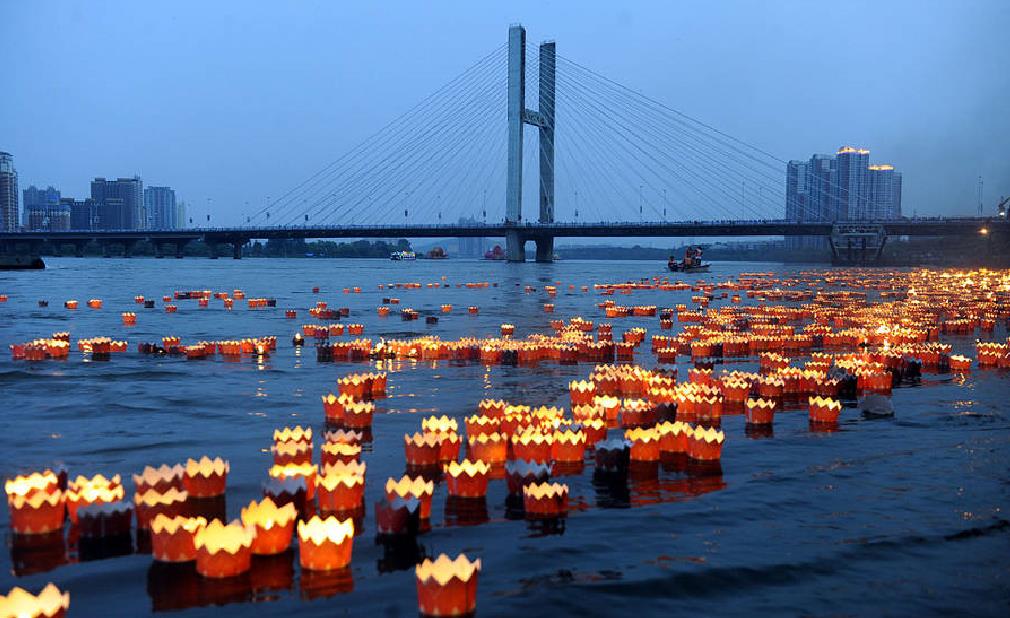 效仿古人放河灯 寄托相思来祈福