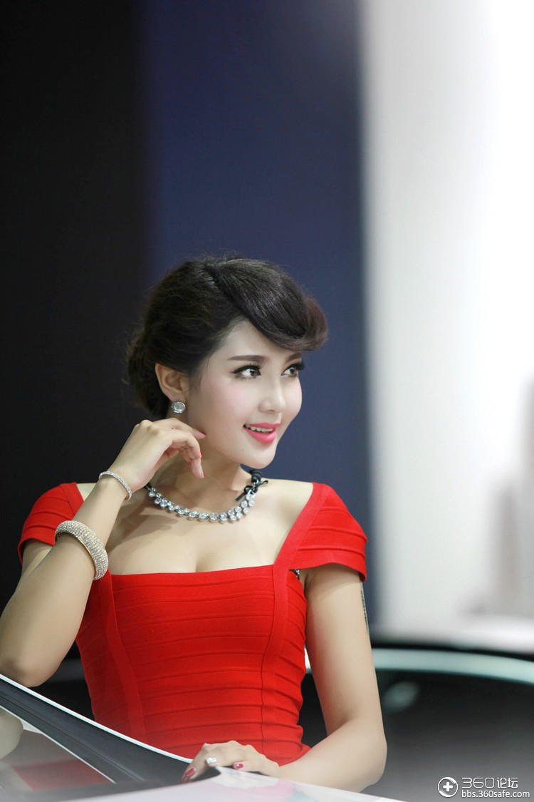 红裙车模张天鹤