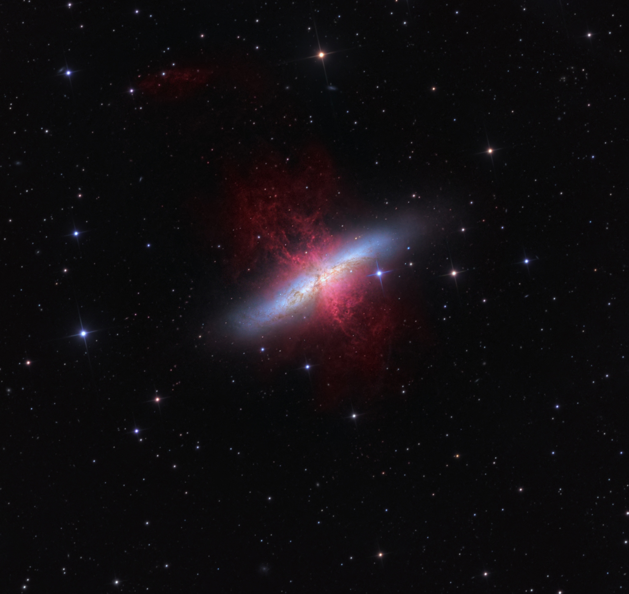 m82:星遽增星系与超级星系风 .jpg