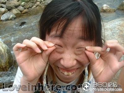 请用四个字形容此女不可多写哟