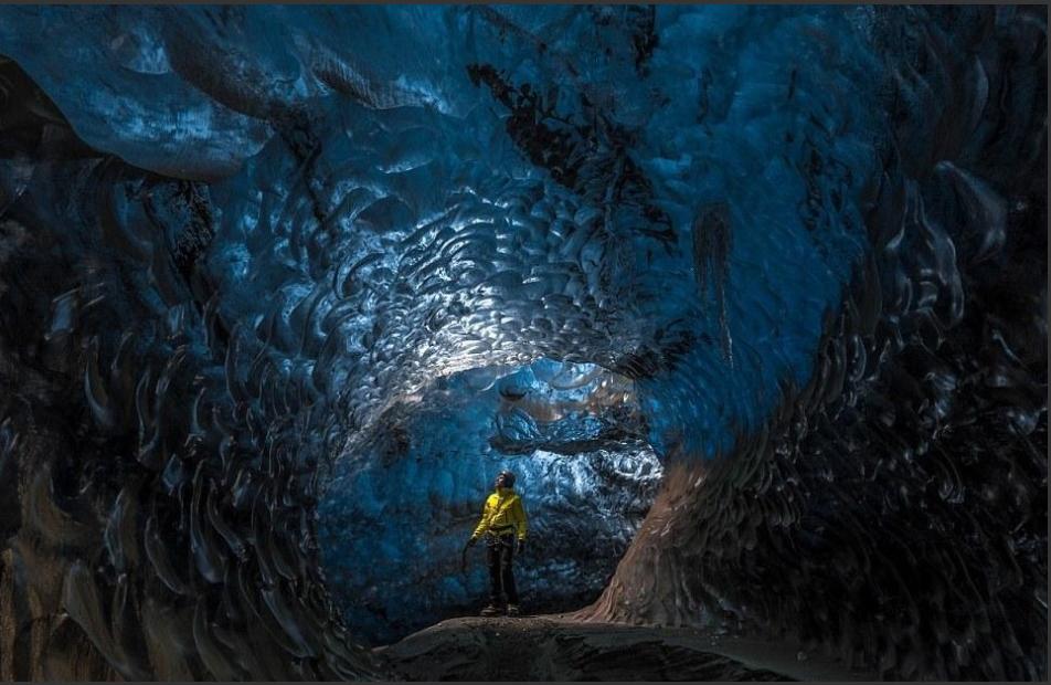 探访冰岛巨大冰川洞穴 水晶世界美不胜收