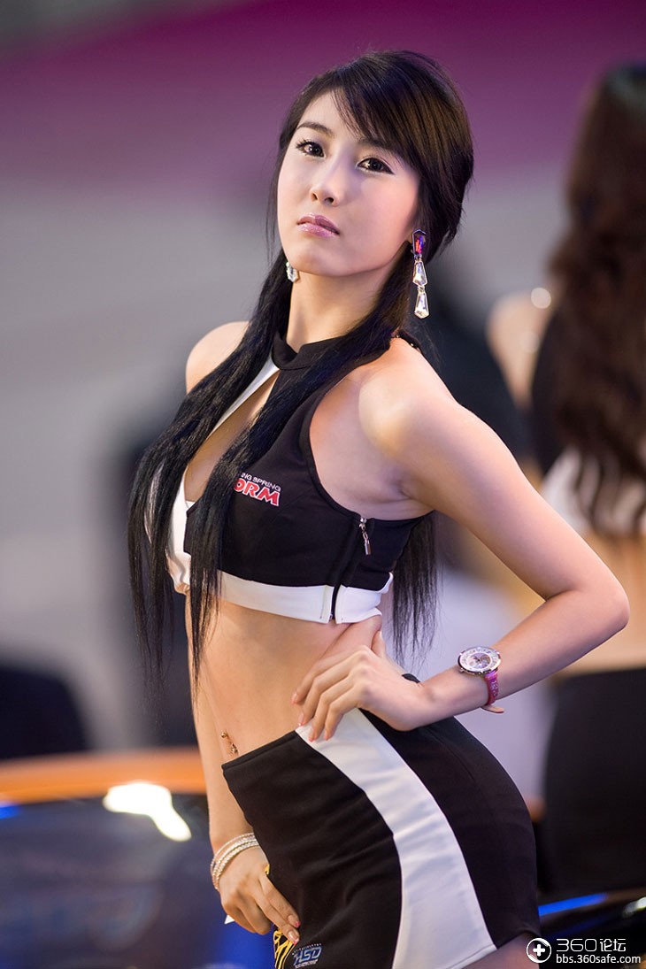 美艳车模金志爱身材凹凸有致美图