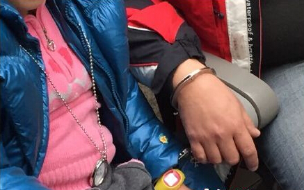 男子手铐铐女儿专家科技防拐用360儿童卫士