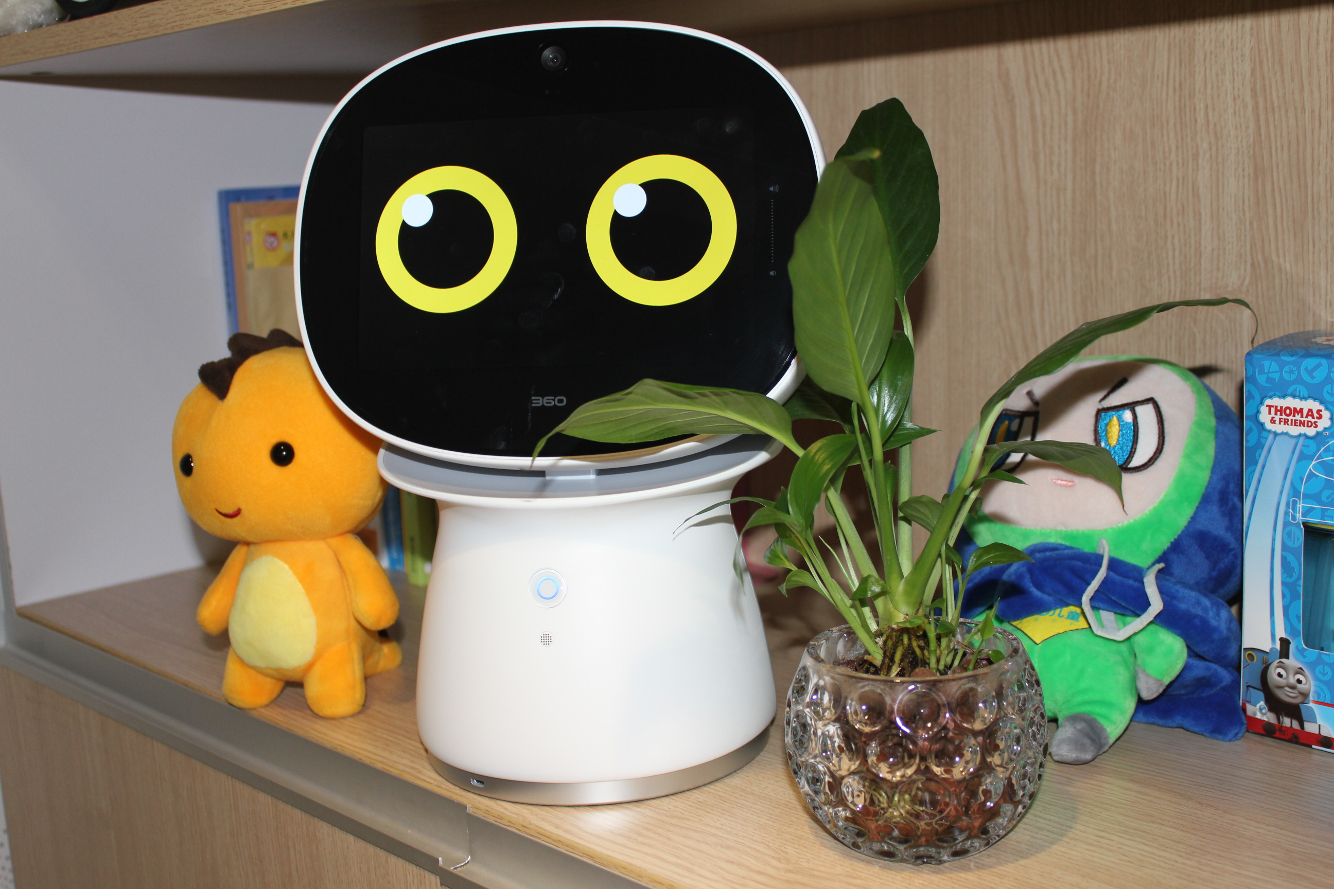 69 360智能硬件 69 360儿童机器人        上图就是360儿童机器人