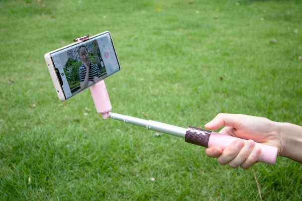 还能美颜? 柔宇美颜自拍杆测评