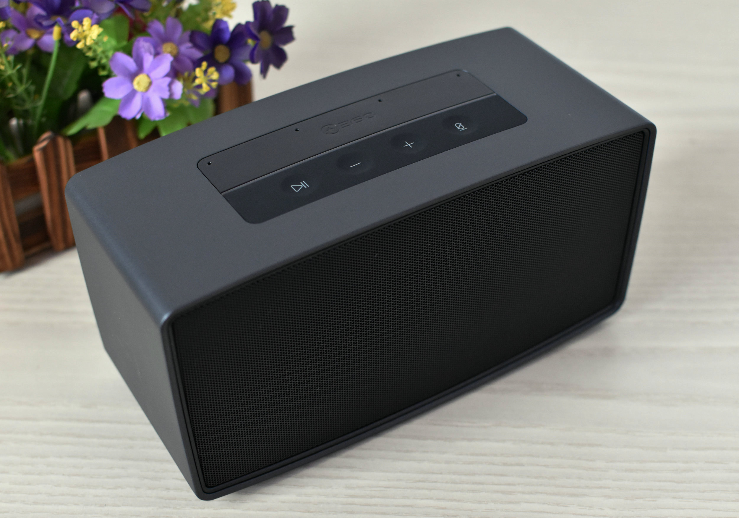 360ai音箱max的外观要比别的国产智能音箱要稍大一点,机身外壳采用