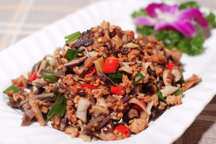 粉丝家宴坛子菜炒五花肉