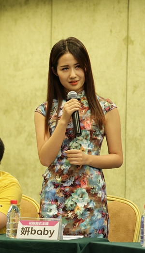 (反方辩手)   而在与清华学霸辩手pk中,外形甜美的妍baby使出"大招"