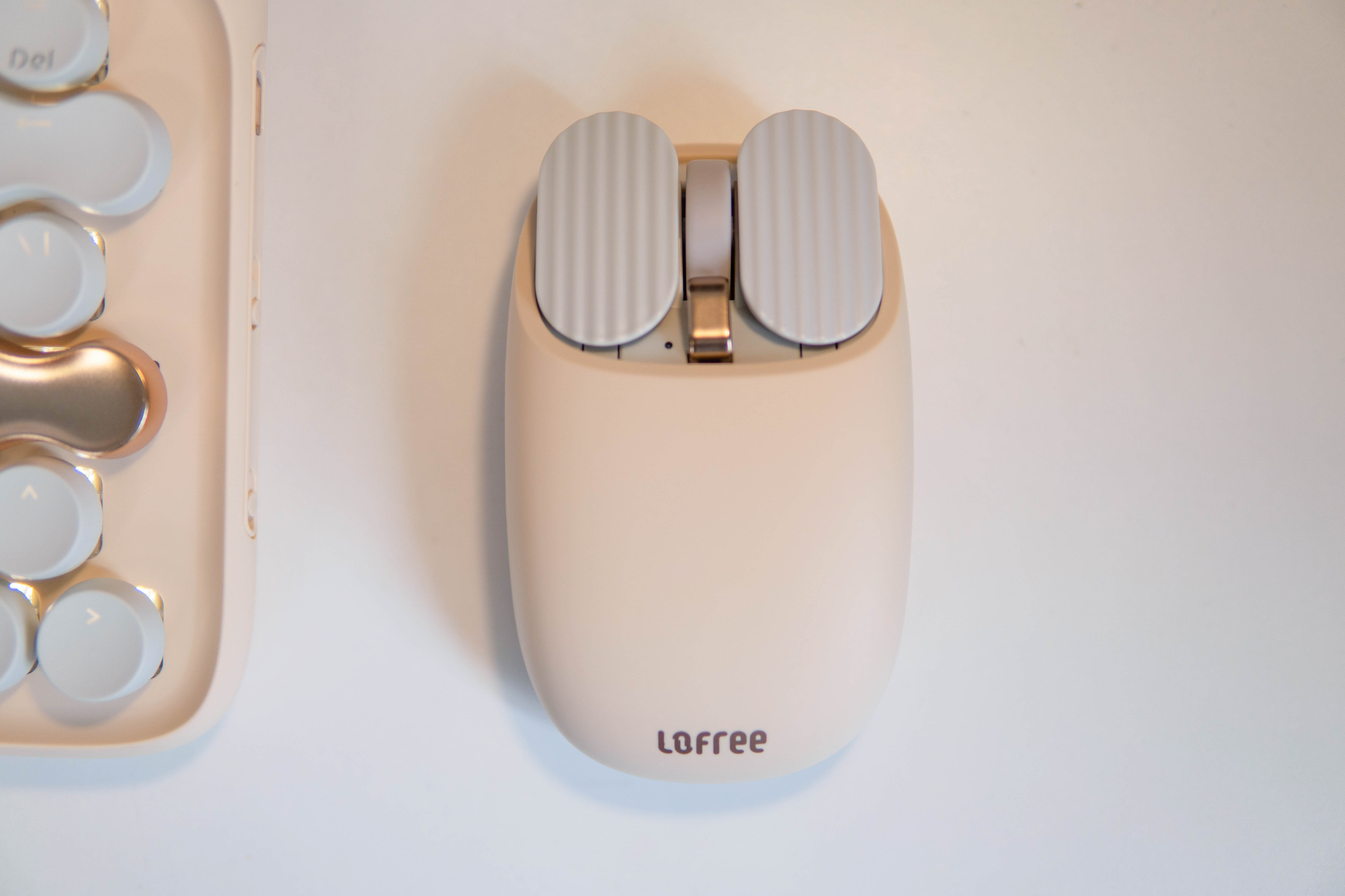 为桌面保留一份少女心,洛斐再推新配色——洛斐奶茶色键盘鼠标套装